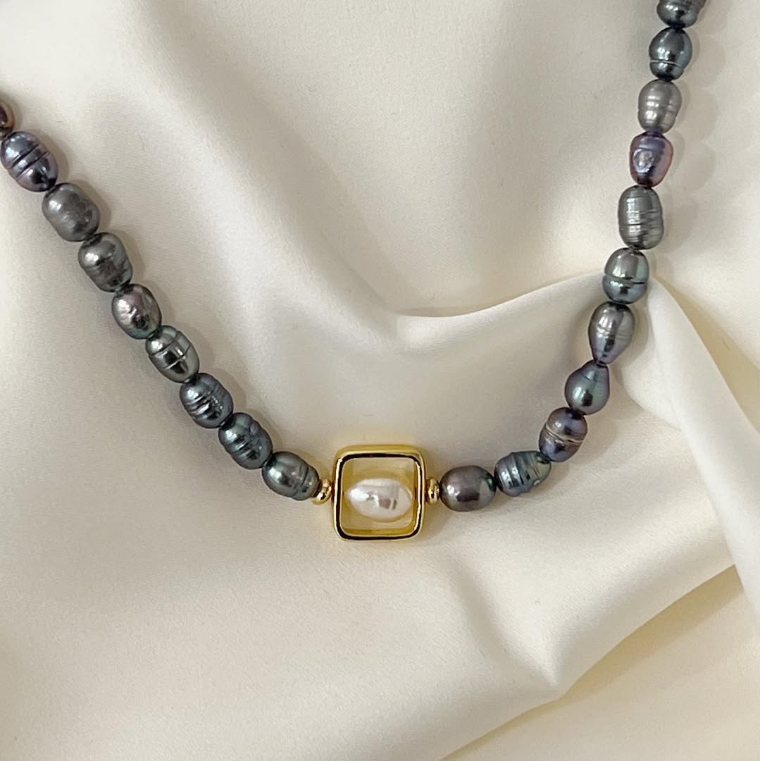 Peacock pearl necklace with gold-set pearl