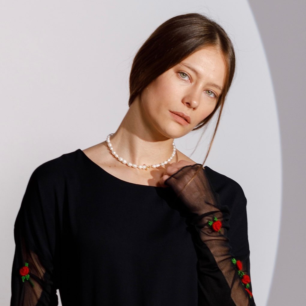 Pearl choker, editorial